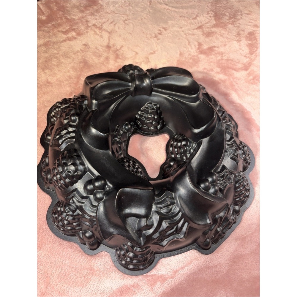 Nordic Ware Holiday Wreath Ribbon Bundt Cake Pan Heavy Cast Aluminum